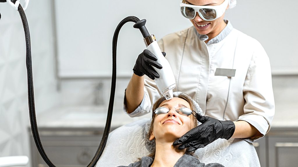seorang wanita sedang melakukan treatment laser rejuvenation